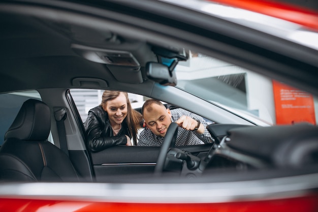 Familia joven comprando un carro