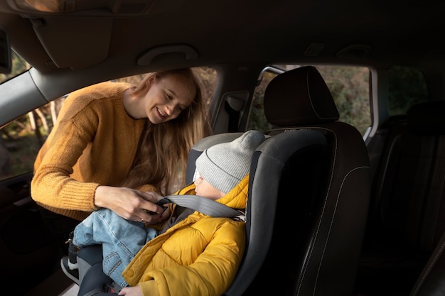 Familia joven disfrutando de su viaje