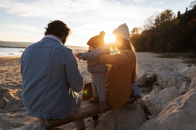 Foto gratuita familia joven disfrutando de su viaje