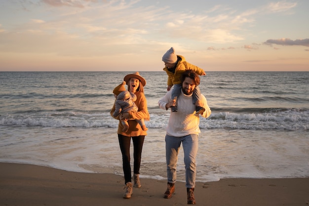 Foto gratuita familia joven disfrutando de su viaje