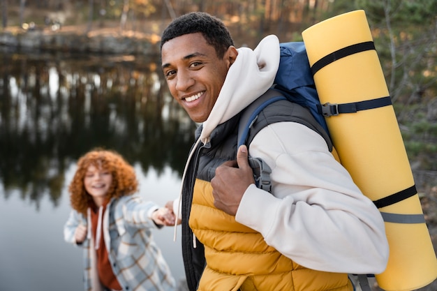 Familia joven disfrutando de viaje