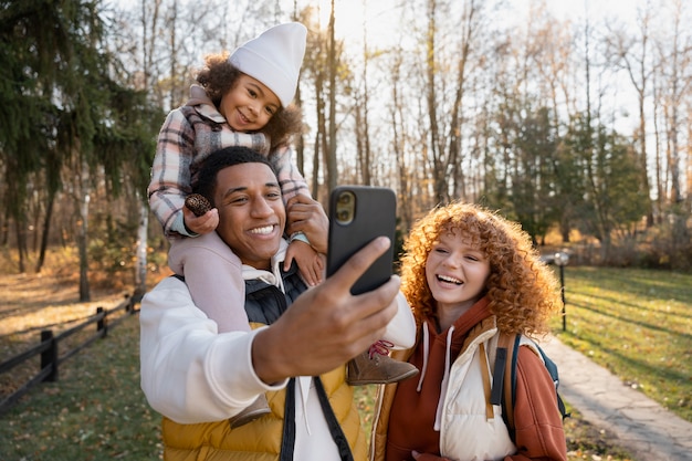 Foto gratuita familia joven disfrutando de viajes