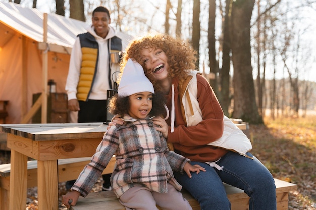 Familia joven disfrutando de viajes