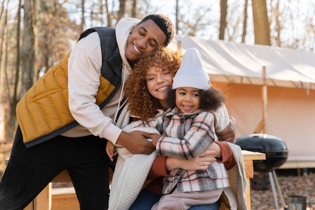 Familia joven disfrutando de viajes