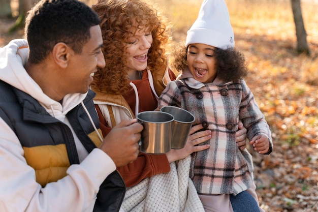 Foto gratuita familia joven disfrutando de viajes