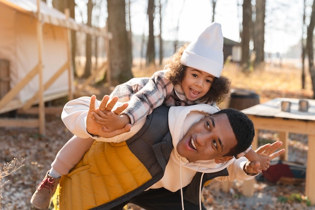 Foto gratuita familia joven disfrutando de viajes