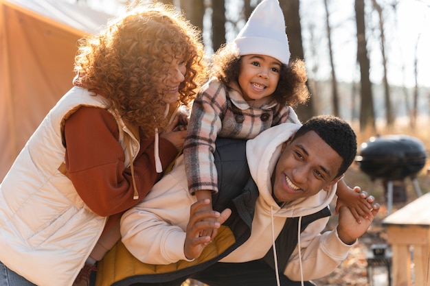 Familia joven disfrutando de viajes