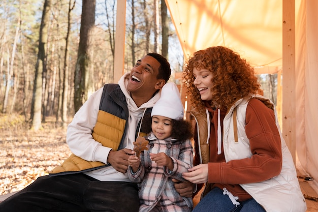 Foto gratuita familia joven disfrutando de viajes