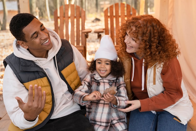 Familia joven disfrutando de viajes