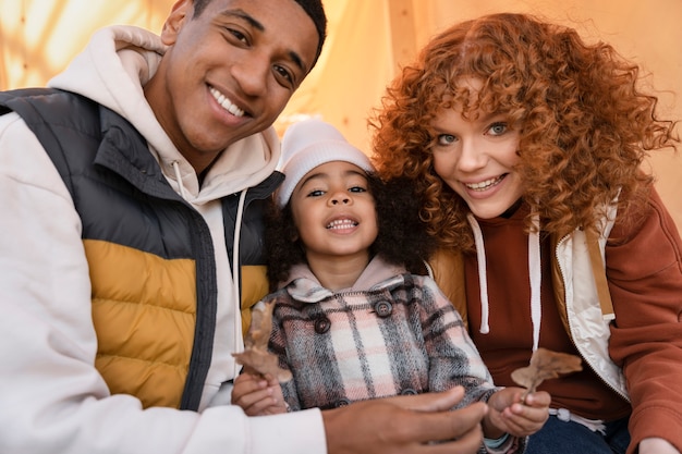 Familia joven disfrutando de viajes