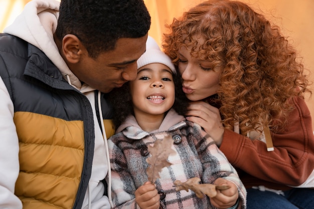 Foto gratuita familia joven disfrutando de viajes