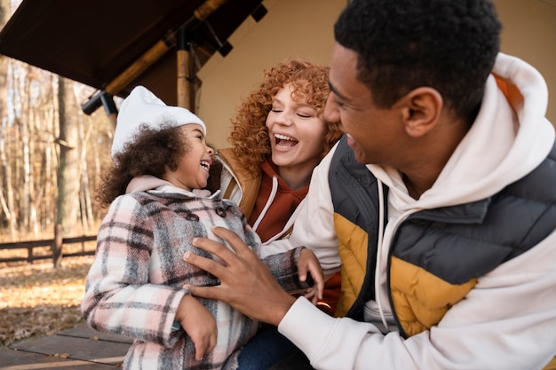 Familia joven disfrutando de viajes