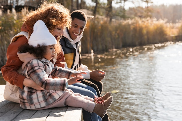 Foto gratuita familia joven disfrutando de viajes