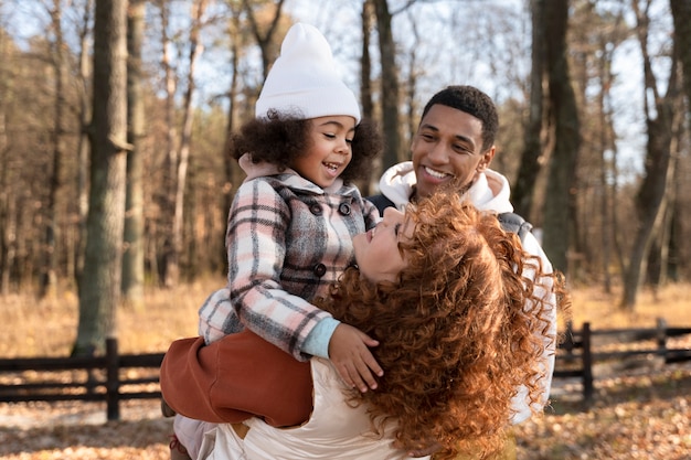 Foto gratuita familia joven disfrutando de viajes