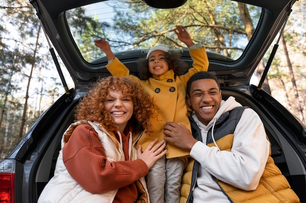 Familia joven disfrutando de viajes