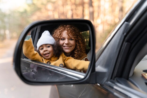 Familia joven disfrutando de viajes