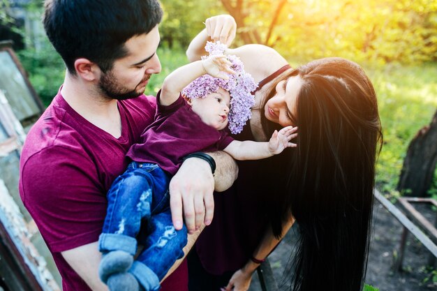 Familia joven divertirse y relajarse al aire libre en el campo