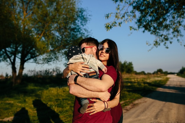 Familia joven divertirse y relajarse al aire libre en el campo