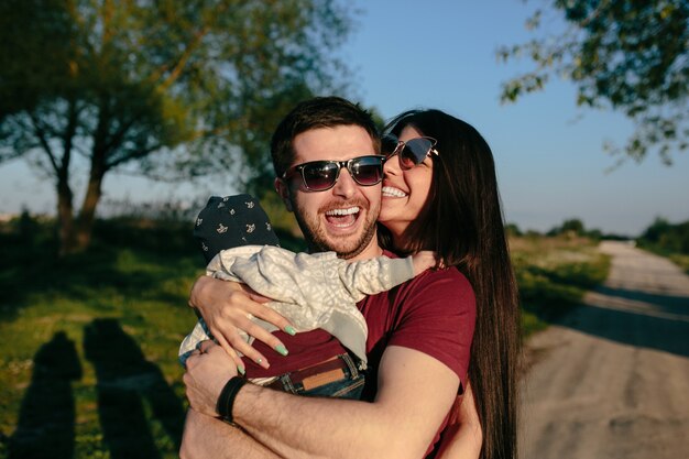 Familia joven divertirse y relajarse al aire libre en el campo