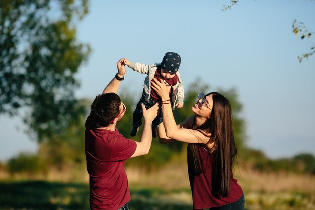 Familia joven divertirse y relajarse al aire libre en el campo