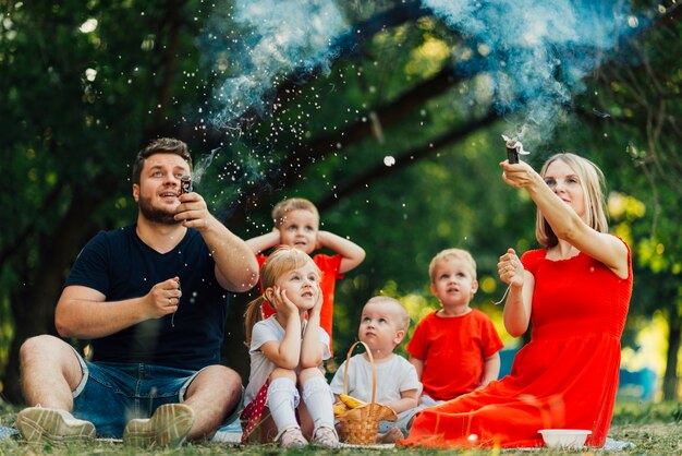 Familia joven divirtiéndose con confeti asperja