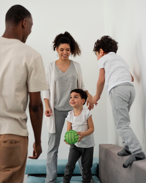 Familia joven divirtiéndose mientras juega con la pelota