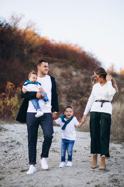 Familia joven con dos hijos juntos fuera del parque