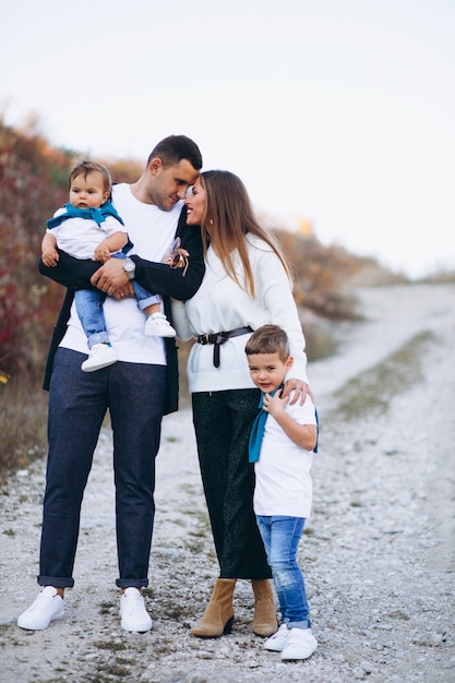 Familia joven con dos hijos juntos fuera del parque