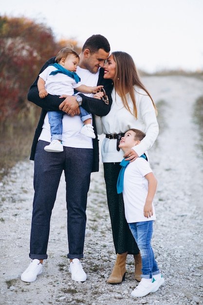 Familia joven con dos hijos juntos fuera del parque