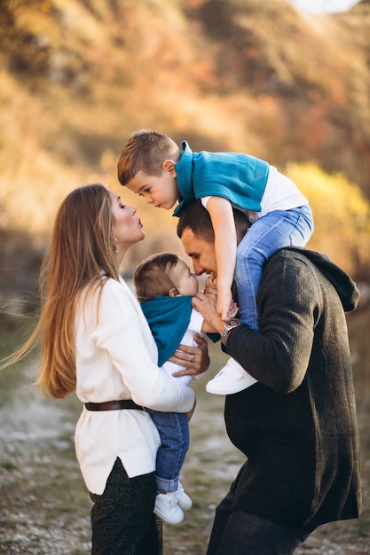 Foto gratuita familia joven con dos hijos juntos fuera del parque