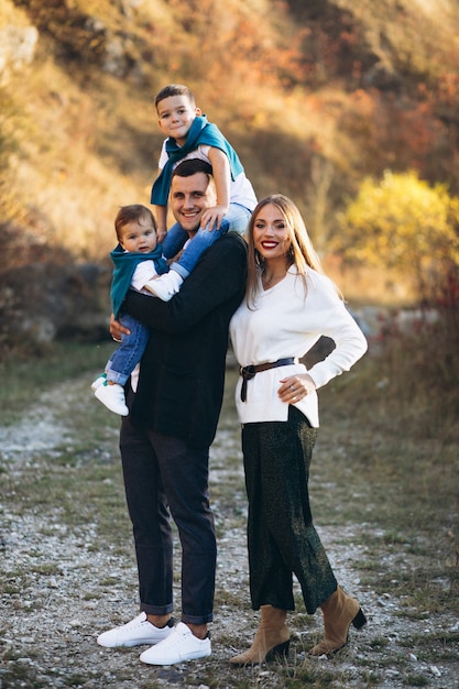 Familia joven con dos hijos juntos fuera del parque