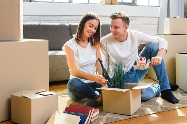 Familia joven empacando sus cosas en cajas