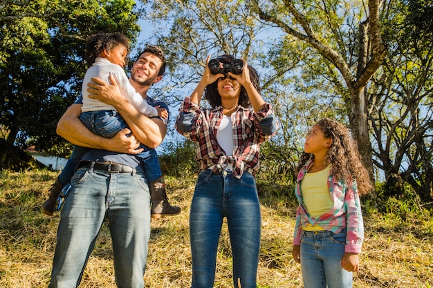 Familia joven enfrente de una colina