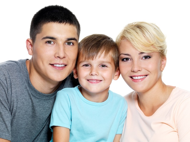 Familia joven feliz con hijo de 6 años