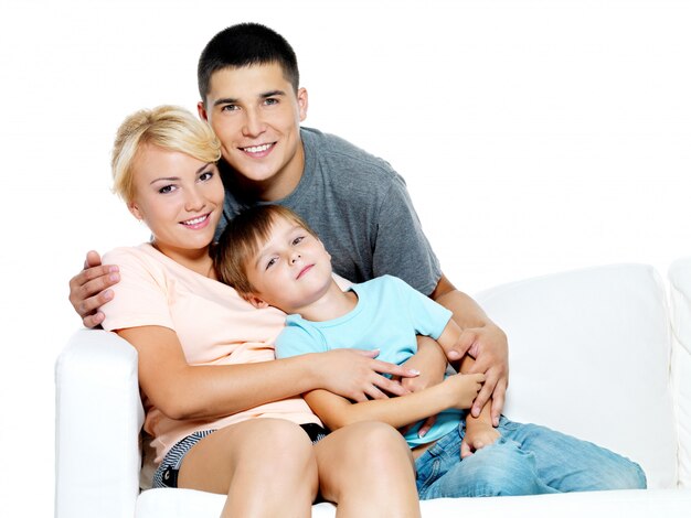 Familia joven feliz con niño