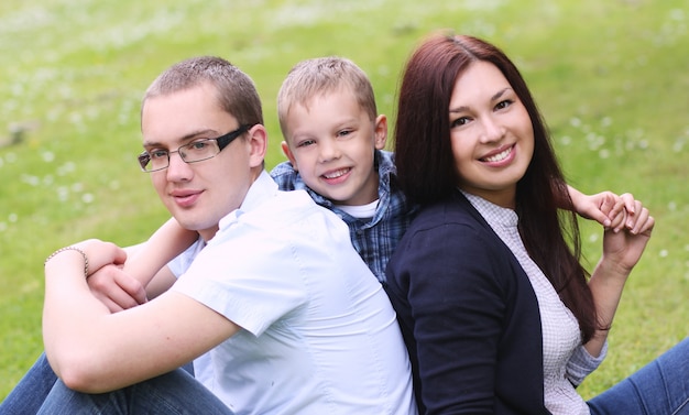 Familia joven feliz en el parque