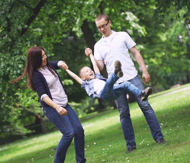 Familia joven feliz en el parque