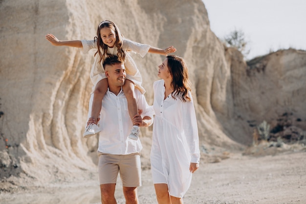 Foto gratuita familia joven con hija caminando juntos