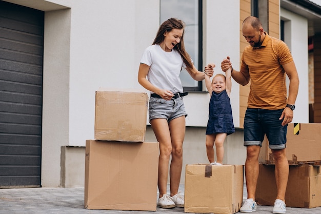 Foto gratuita familia joven con hija pequeña mudarse a casa nueva