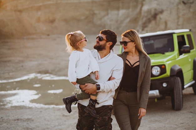 Foto gratuita familia joven con hija pequeña viajando en coche