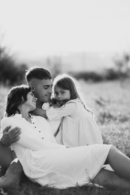 Familia joven, con, hija, en, pradera