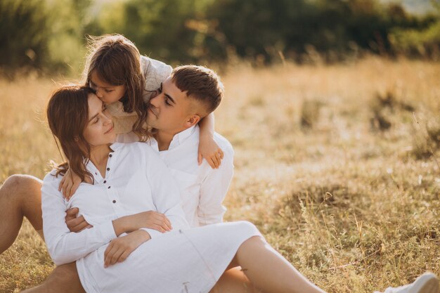 Familia joven, con, hija, en, pradera