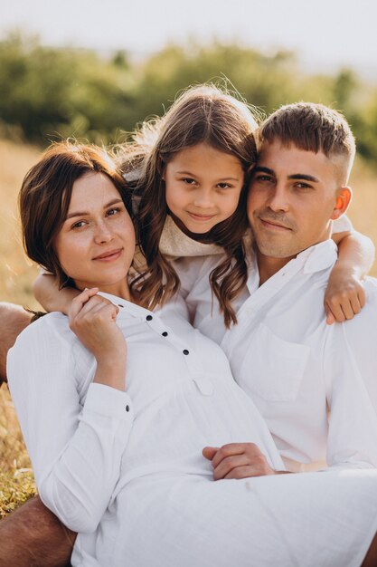 Familia joven, con, hija, en, pradera