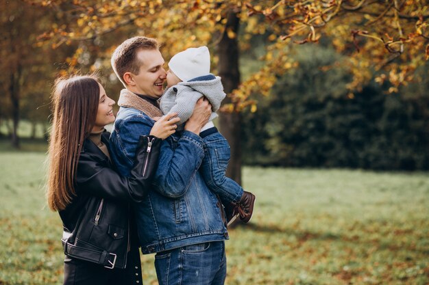 Familia joven con hijo en el parque