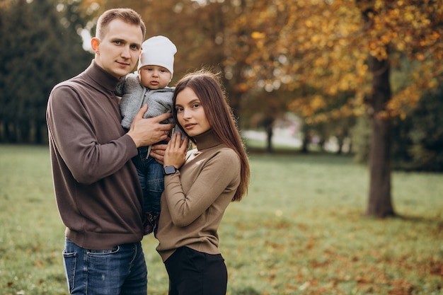 Familia joven con hijo en el parque