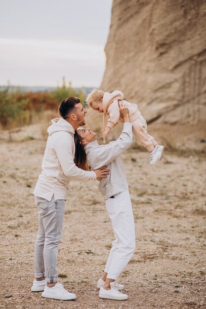 Familia joven con hijo pequeño divirtiéndose juntos