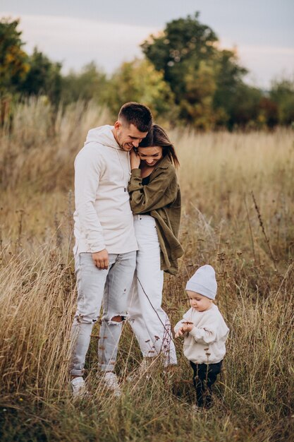 Familia joven con hijo pequeño divirtiéndose juntos