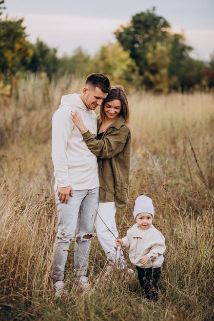 Familia joven con hijo pequeño divirtiéndose juntos