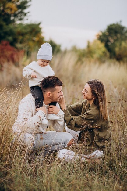 Familia joven con hijo pequeño divirtiéndose juntos