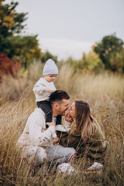 Familia joven con hijo pequeño divirtiéndose juntos